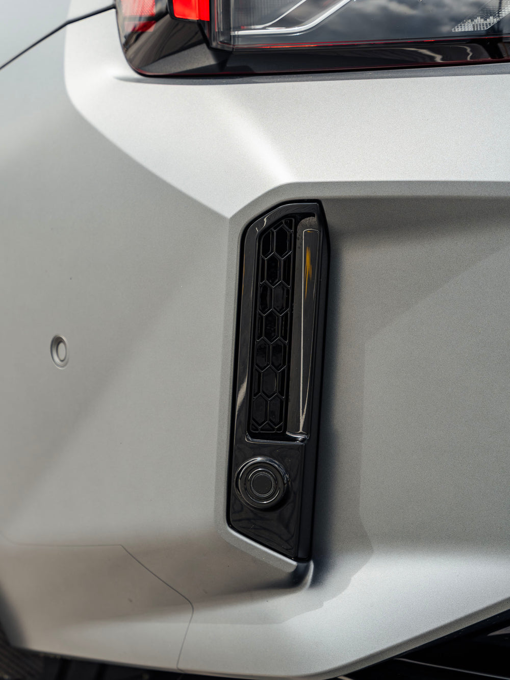 BMW M2 G87 glanzend zwarte achterreflectorafdekkingen door Acexxon (2023+)