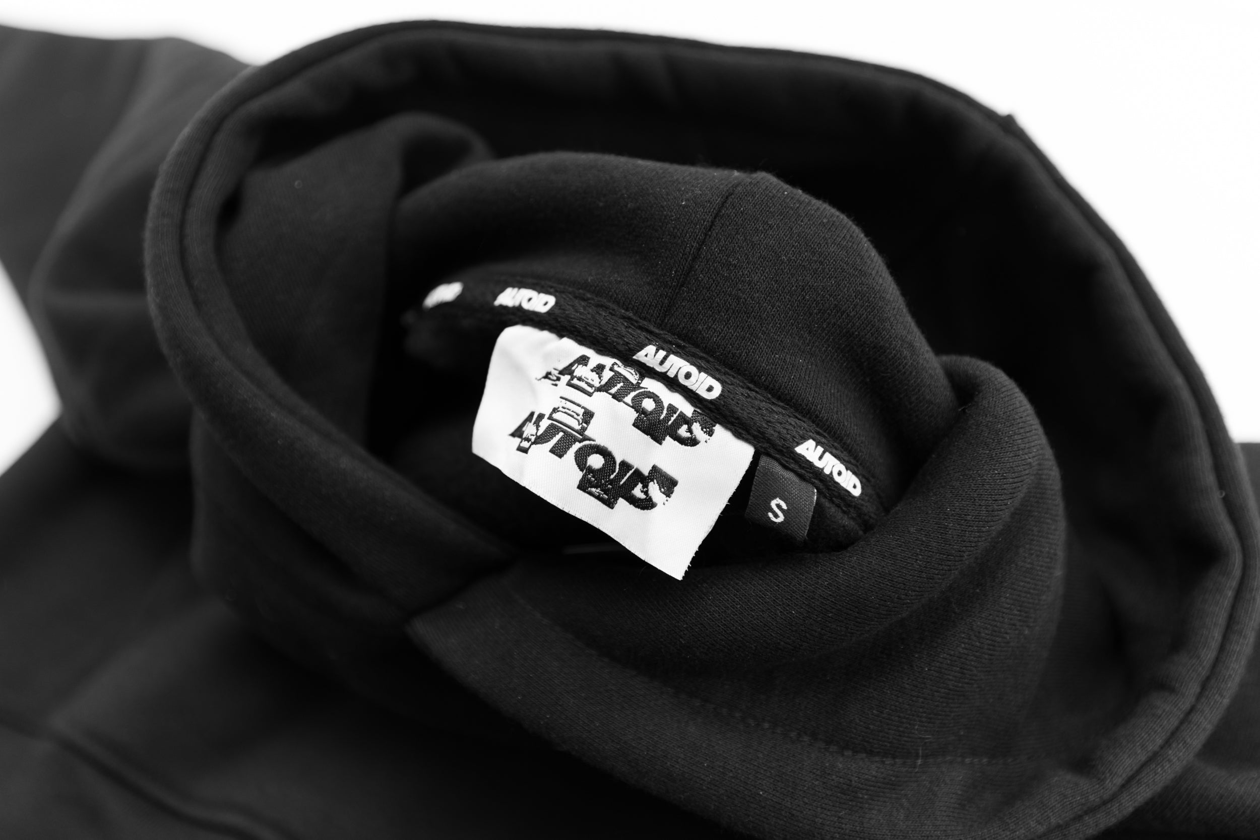 Sudadera con capucha AUTOID: La forma prima sobre la función