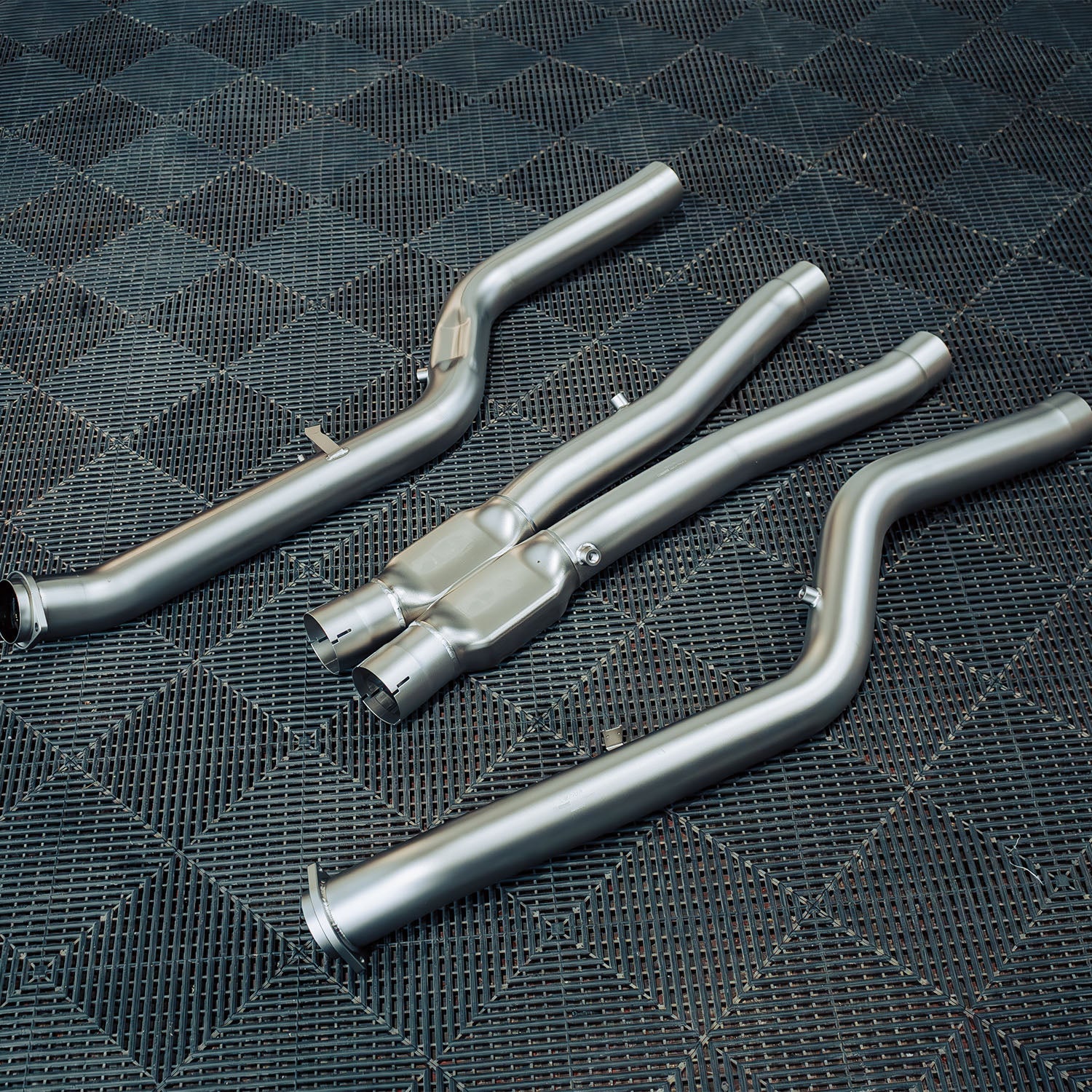 BMW M5 G90/G99 Titanium Evolution Line by Akrapovic