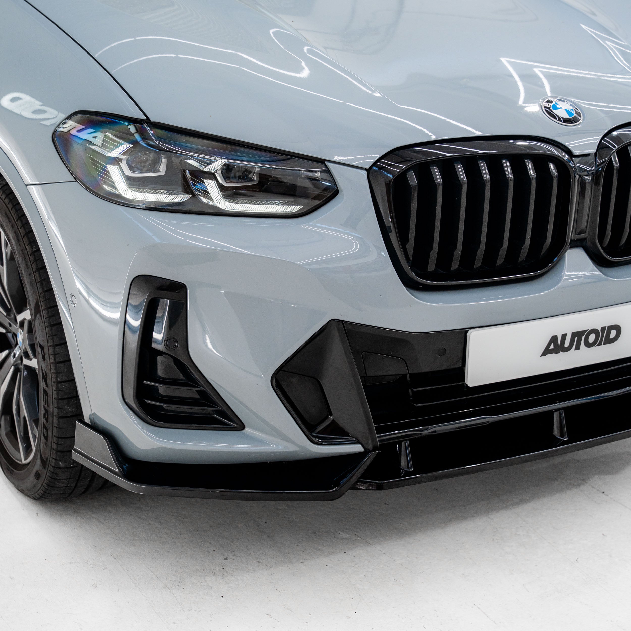 BMW iX3, X3 LCI G01 & X4 LCI G02 Divisor Frontal Competition Preto Brilhante da FORM (2021-2024)