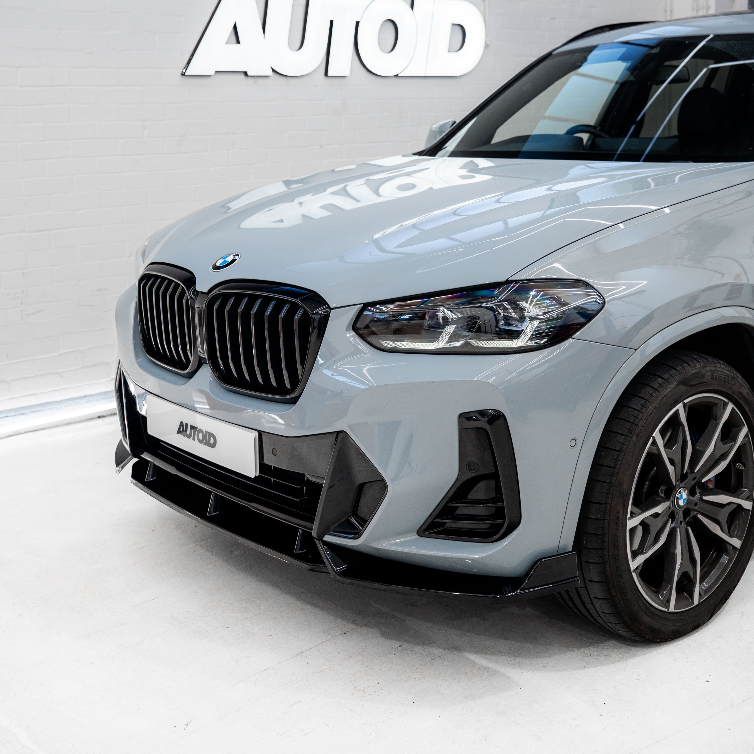 BMW iX3, X3 LCI G01 & X4 LCI G02 Divisor Frontal Competition Preto Brilhante da FORM (2021-2024)