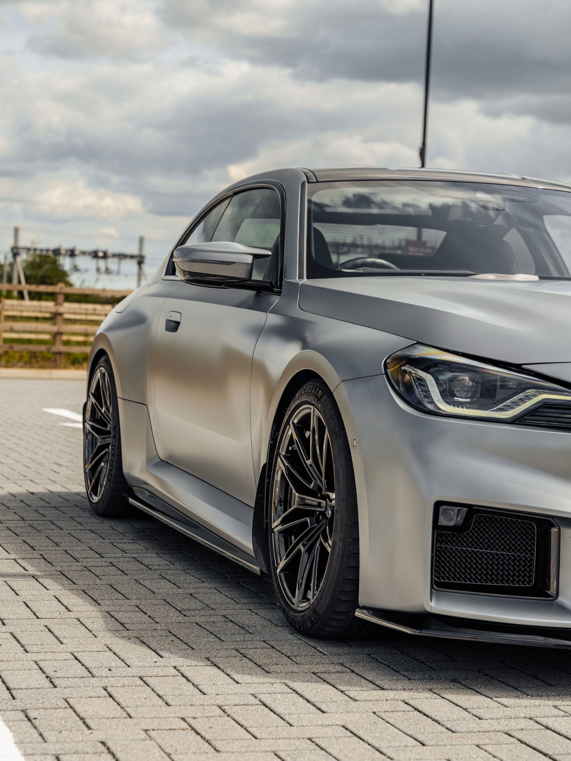 BMW M2 G87 EVO-S glanzend zwarte zijschorten door ZAERO (2023+)