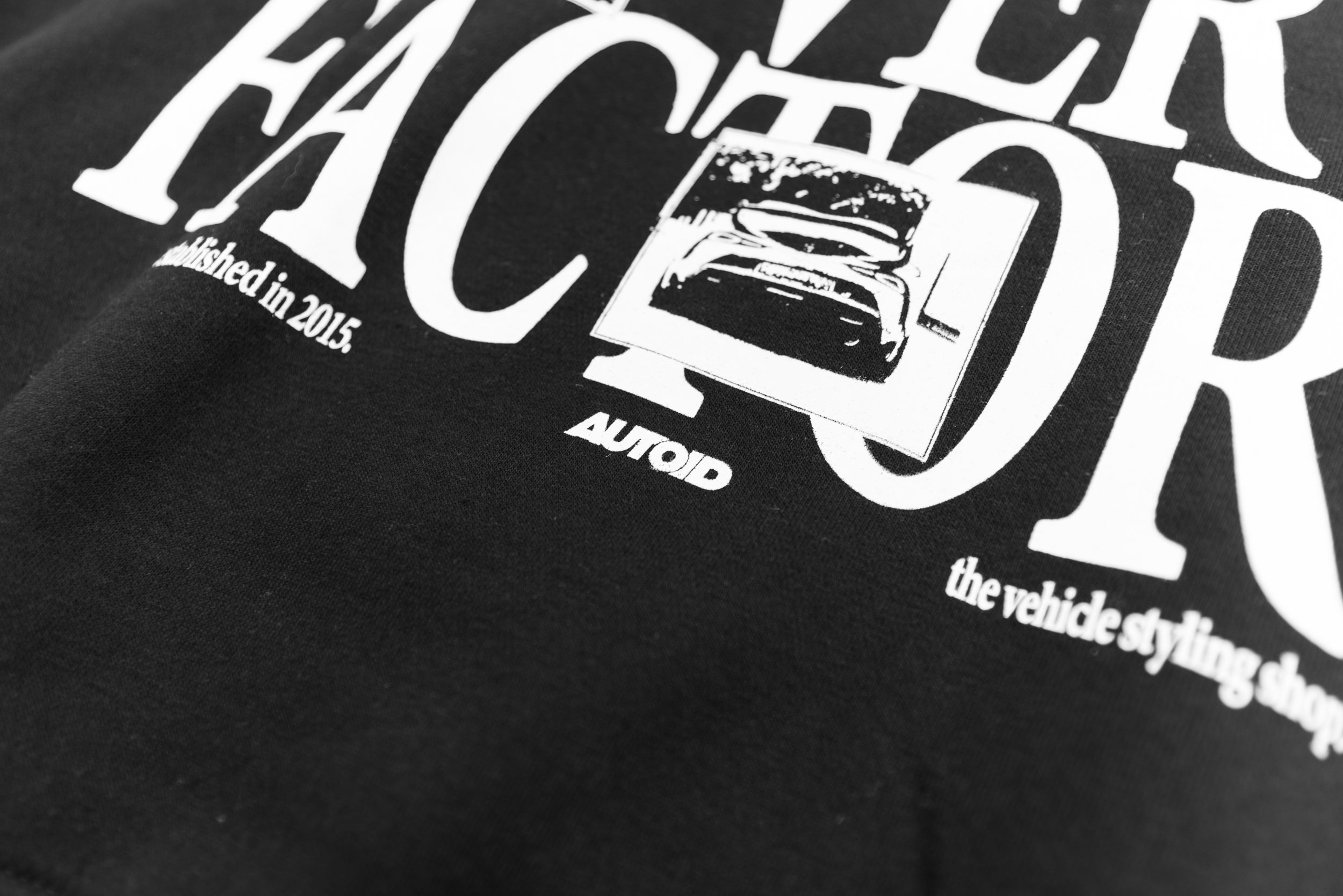 Sudadera con capucha AUTOID: La forma prima sobre la función