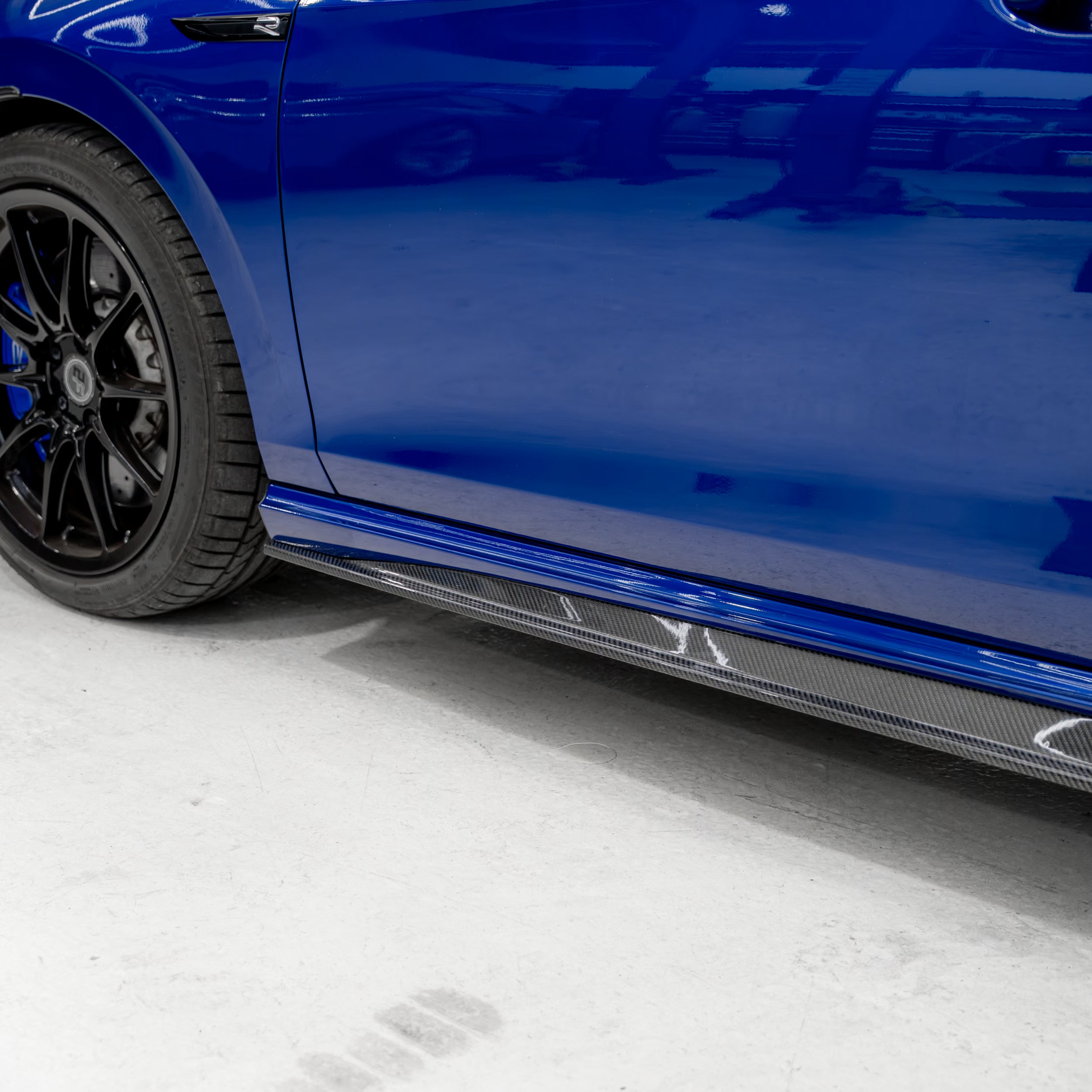 Frisos Laterais em Fibra de Carbono Volkswagen Golf R Mk8 ID-01 por FORM (2020+)