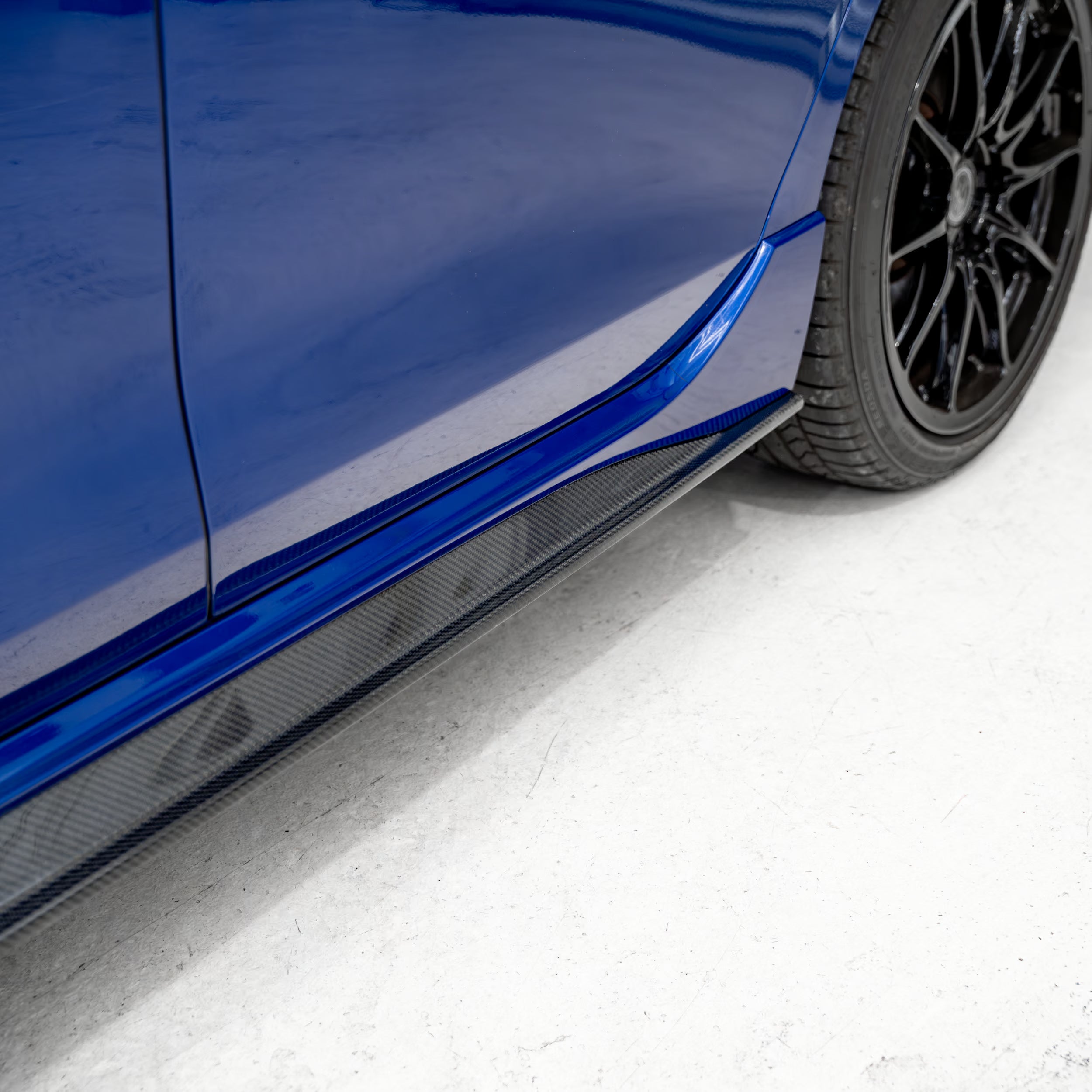 Frisos Laterais em Fibra de Carbono Volkswagen Golf R Mk8 ID-01 por FORM (2020+)